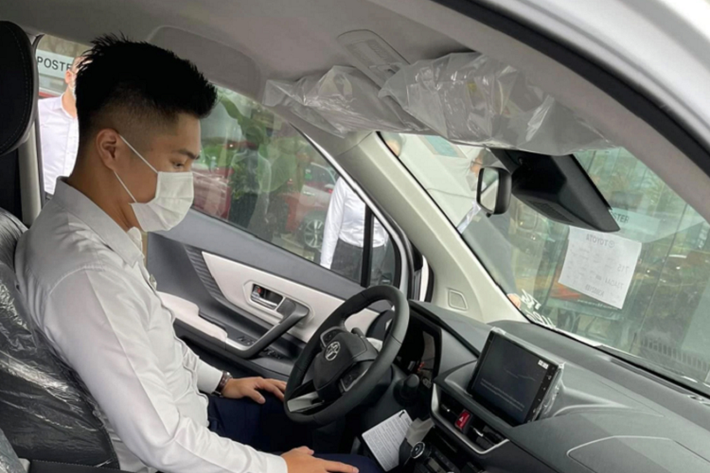 Về động cơ, Veloz Cross 2022 sử dụng động cơ 4cyl, dung tích 1.5L hút khí tự nhiên, mã 2NR-VE, cam đôi DOHC, Dual VVT-i, cho công suất tối đa 104 mã lực tại 6.000 vòng/phút và mô-men xoắn cực đại 137 Nm tại 4.200 vòng/phút. Sức mạnh được truyền xuống cầu trước (FWD), thông qua hộp số tự động biến thiên vô cấp (CVT).