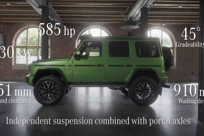 Chưa hết, Mercedes-AMG G63 4x4² còn được nâng cấp cả hệ thống treo và bổ sung hệ thống cầu trục gián tiếp (portal axle) để nâng cao gầm. Trong khi đó, hệ thống treo độc lập phía trước của dòng Mercedes-Benz G-Class thế hệ hiện tại vẫn được giữ lại trên xe. Theo hãng Mercedes-Benz, Mercedes-AMG G63 4x4² có chiều cao gầm tăng lên 350 mm và khả năng lội nước 909 mm.