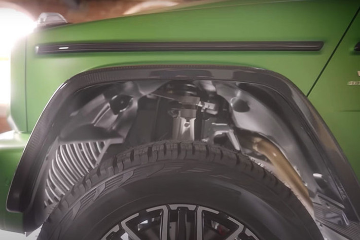 Nằm bên trong hốc bánh của xe là vành la-zăng có đường kính 22 inch và bộ lốp hầm hố. Ngoài ra, G63 4x4² còn có một số chi tiết ngoại thất làm bằng sợi carbon khác như dàn đèn off-road trên nóc và giá treo lốp dự phòng phía sau. Nếu chi thêm tiền, người mua có thể trang bị baga nóc và thang phía sau cho chiếc Mercedes-AMG G63 4x4² của mình.