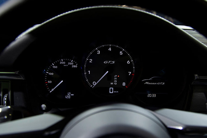 Ở phía đuôi, cản sau cũng được làm mới, khu vực đặt biển số sử dụng tông đen thay vì sơn đồng màu thân như cũ. Ngoài ra, Porsche Macan 2022 còn có đến 7 lựa chọn mâm xe thiết kế khác nhau với kích thước từ 19 inch đến 21 inch.