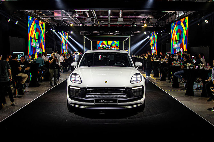 Phiên bản Macan và Macan T dùng động cơ xăng I4, dung tích 2.0L với công suất tối đa 261 mã lực cùng mô-men xoắn cực đại 400 Nm như trước đây. Riêng phiên bản Macan S thay thế cho Macan GTS cũ sử dụng động cơ V6, tạo ra công suất tối đa 375 mã lực. Porsche cũng cho biết, tất cả các phiên bản của Macan mới đều được trang bị hệ dẫn động 4 bánh toàn thời gian và hộp số tự động ly hợp kép PDK 7 cấp.