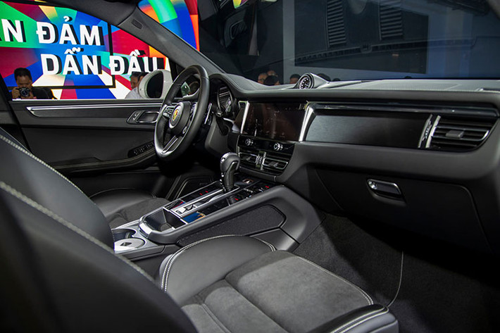 Là phiên bản nâng cấp giữa vòng đời tiếp theo, Macan 2022 tiếp tục nhận được những thay đổi nhỏ ở thiết kế. Cụ thể, hốc gió mới ở đầu xe giờ đây có thêm dải nhựa màu đen bao quanh, 3 khe gió đặt ở đáy cản dưới được kết hợp thành một dải ngang liền mạch hơn, dải đèn LED ban ngày được đặt ở vị trí cao hơn.