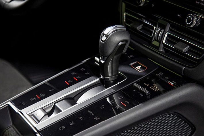 Porsche Macan 2022 vẫn sử dụng màn hình thông tin giải trí 10.9 inch với chức năng ra lệnh bằng giọng nói chạy trên nền tảng Porsche Communication Management (PCM). Giống như thiết kế bên ngoài, Porsche cũng cung cấp cho khách hàng nhiều gói trang trí tùy chọn cho khoang cabin của Macan như nội thất ốp sợi carbon và ghế ngồi bọc da Race-Tex với đường chỉ khâu tương phản...