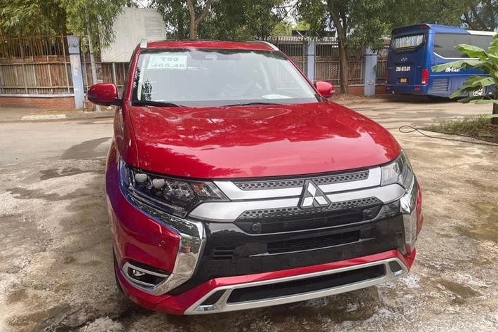 Cụ thể, cản trước/sau và nẹp sườn vốn được sơn đen của mẫu xe CUV Mitsubishi Outlander nay sẽ được sơn cùng màu thân xe, viền hốc đèn sương mù nay được mạ crôm và chi tiết gây tranh cãi chính là la-zăng mới có thiết kế không thể thao như đời cũ. Bên cạnh đó, mặt ca-lăng trước trên bản mới đã được bổ sung thêm 4 cảm biến.