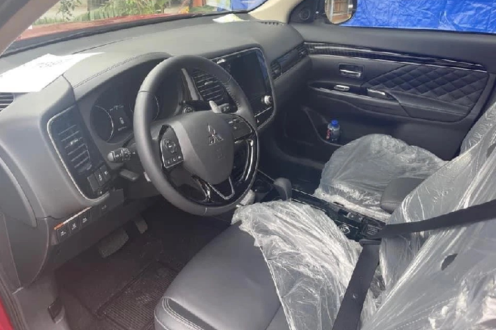 Tương tự như ngoại thất, nội thất của Mitsubishi Outlander 2022 vẫn giữ nguyên tổng thể thiết kế, chỉ có một số chi tiết mới như họa tiết quả trám trên táp-pi cửa. Tiếp đến, màn hình giải trí trên xe vẫn đặt liền khối với bảng điều khiển trung tâm nhưng được biết sẽ là trang bị mới có kích thước lớn hơn, nhiều khả năng sẽ là 8 inch (đời cũ sử dụng màn 7 inch).