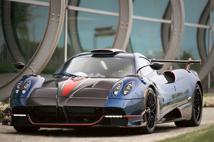 Về ngoại thất, chiếc Pagani Huayra NC đặc biệt này được hoàn thiện trong màu xanh dương đậm, đi kèm một sọc đỏ kéo từ đầu xe tới boong sau cùng nhiều chi tiết màu đỏ khác như trên bộ chia gió trước, cửa hút gió, bộ khuếch tán sau và cánh gió đuôi.