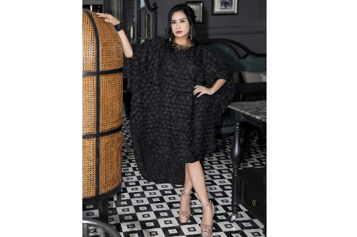 Sắc đen quyền lực là bí quyết quyến rũ cho nữ diva khi hay phải tham gia những sự kiện, tiệc tối sang trọng.