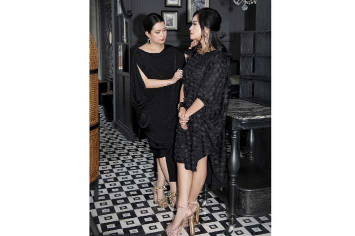 Nhà thiết kế Vũ Tường Vi đang chỉnh trang phục cho diva Thanh Lam. Cô chia sẻ, tại VROSA, tất cả các khâu từ chọn lựa chất liệu, thiết kế, lên rập, may mẫu… Vũ Tường Vi đều khắt khe với chính bản thân mình và cộng sự để tạo ra những gì tốt nhất, xứng đáng nhất với sự lựa chọn của khách hàng yêu thời trang.