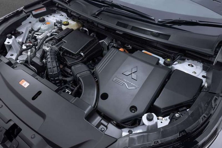 Ngoài ra, hệ thống phanh tái sinh năng lượng của xe có thể sạc 80% pin trong 94 phút. Ngoài động cơ PHEV, dự kiến Mitsubishi Outlander 2022 ra mắt tại thị trường Thái Lan còn có phiên bản động cơ xăng 4 xi-lanh thẳng hàng, dung tích 2.5L, sản sinh công suất tối đa 181 mã lực và mô-men xoắn cực đại 245 Nm.