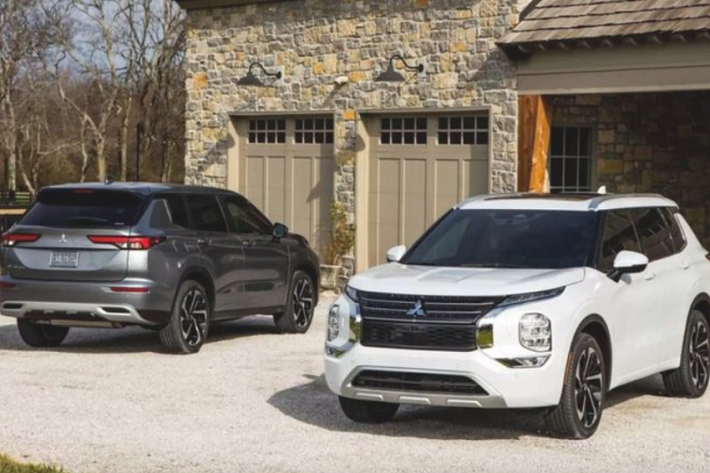 Outlander thế hệ thứ 4 được thiết kế theo ngôn ngữ “Dynamic Shield” quen thuộc của Mitsubishi nhưng được cải tiến để mang lại ngoại hình hiện đại và mạnh mẽ hơn trước. Phần đầu xe sở hữu đèn pha LED đặt thấp, đèn LED định vị đặt trên cao, mặt ca lăng cỡ lớn. “Dàn chân” sử dụng mâm 5 chấu kép phay cắt tinh tế kích thước lên đến 20 inch.