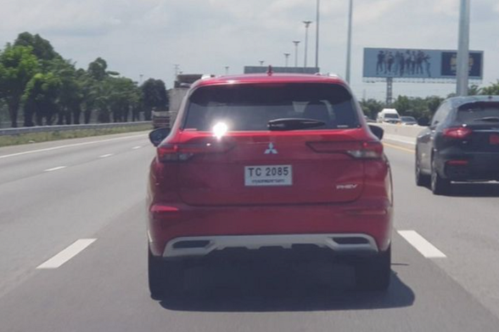 Động cơ điện phía sau công suất 100 kW và mô-men xoắn 195 Nm. Hệ truyền động trên cho phép Mitsubishi Outlander PHEV 2022 có thể di chuyển được 87 km khi chỉ sử dụng năng lượng điện. Thời gian sạc pin tiêu chuẩn của xe là 7,5 h. Nếu sử dụng sạc nhanh DC, dung lượng pin hoàn tất 80% chỉ trong 38 phút.