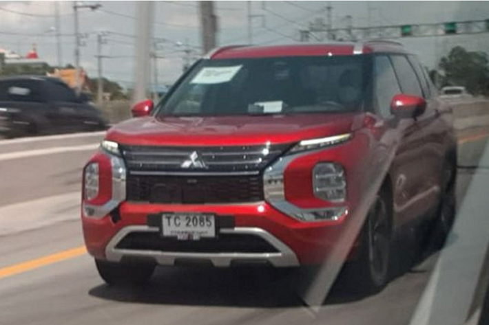 Trang tin Headlightmag đã ghi lại được những hình ảnh về chiếc Mitsubishi Outlander 2022 mới chạy thử tại Thái Lan. Chiếc xe bị bắt gặp đã có biển số và không hề được ngụy trang, điều này chứng tỏ Mitsubishi Outlander đã tiến rất gần tới thời điểm ra mắt chính thức tại xứ sở Chùa Vàng.