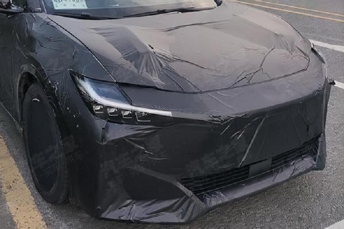 Mới đây, cánh săn ảnh đã bất ngờ bắt gặp mẫu xe điện Toyota bZ5 trên đường thử tại Trung Quốc. Khác với "đàn anh" bZ4X, Toyota bZ5 mang trên mình thiết kế sedan thay vì SUV. Khi chạy trên đường thử, chiếc Toyota bZ5 được ngụy trang kín mít. Tuy nhiên, trên xe lại dán đề-can hé lộ kích thước của mẫu sedan thuần điện này.