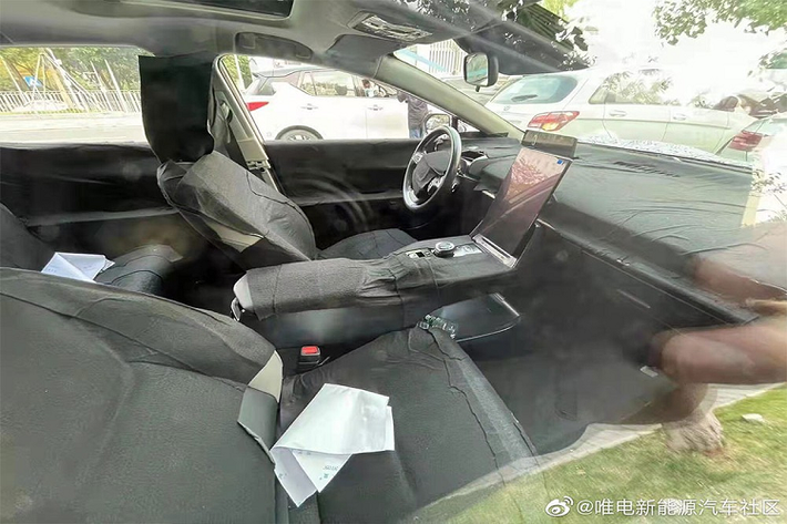 Trên đầu xe, Toyota bZ5 được trang bị cụm đèn pha với 4 bóng LED vuông vắn, tích hợp dải đèn LED định vị ban ngày hình chữ "L". Dải đèn LED định vị ban ngày nối liền với nhau và nằm vắt ngang đầu xe. Vì là ôtô điện nên mẫu sedan này dự kiến sẽ không có lưới tản nhiệt. Thay vào đó, xe chỉ có hốc gió trung tâm hình thang ngược. Tương tự đầu xe, thiết kế bên sườn bZ5 nhiều khả năng cũng giống với bZ SDN. Xe cũng có tay nắm cửa nằm chìm vào thân xe và bộ vành hợp kim 5 chấu kép. Bộ vành này có đường kính 18 inch, đi với lốp 225/50 R18.