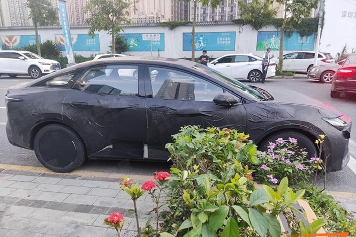 Theo đó, xe sở hữu chiều dài 4.725 mm, chiều rộng 1.835 mm, chiều cao 1.475 mm, chiều dài cơ sở 2.880 mm và trọng lượng 2.215 kg. Như vậy, bZ5 có kích thước ngang ngửa Toyota Camry và sẽ thuộc phân khúc sedan cỡ trung. Bên ngoài, Toyota bZ5 2023 chạy điện sở hữu thiết kế ngoại thất tương tự mẫu xe concept mang tên bZ SDN. Đây là mẫu xe concept đã được hãng Toyota hé lộ vào cuối năm ngoái.