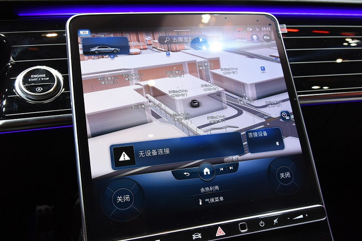 Tiếp đến là hệ thống thông tin giải trí MBUX thế hệ thứ hai thông minh hơn, đi kèm màn hình cảm ứng 11,9 inch nằm dọc, có độ phân giải 1.888 x 1.728 pixel. Màn hình này hỗ trợ tính năng kết nối Apple CarPlay không dây.