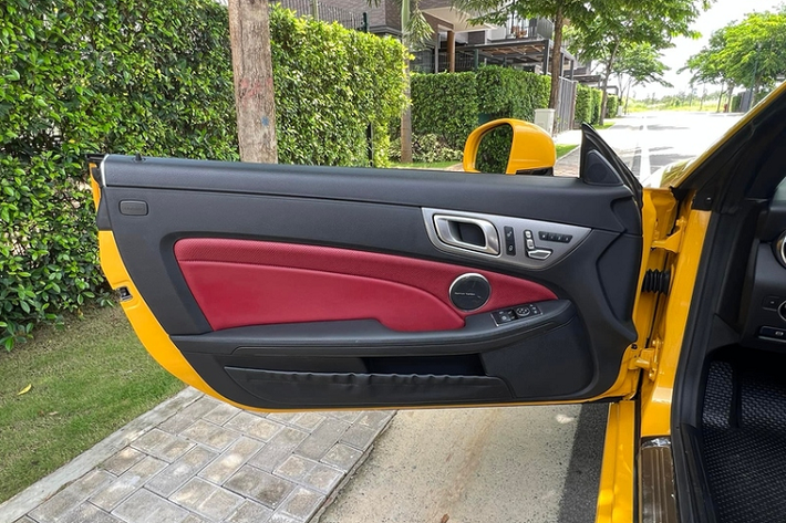 Đối với một chiếc xe thể thao mui trần, điểm đáng chú ý nhất chính là phần mui, ở Mercedes-AMG SLC43, mui xe có thể đóng / mở chỉ trong 14 - 16 giây. Phần mui khi xếp lại sẽ đặt ở khoảng trống khoang hành lý và ghế ngồi của xe.