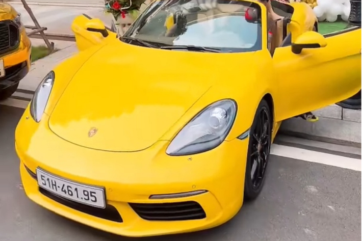 Trong đó chiếc Porsche Panameran của Huấn Hoa Hồng là đáng chú ý nhất, đây là món quà mà Youtuber Huấn dành tặng vợ mình cách đây khoảng 10 ngày. Được biết, chiếc xe sang này có giá trên 5 tỷ đồng.