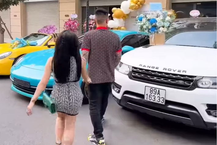 Mức giá lăn bánh Land Rover Range Rover Sport HSE Dynamic ước tính 7,2 tỷ đồng. Trước đây, chiếc SUV hạng sang còn được làm đẹp bằng nhiều chi tiết mạ vàng 24K nhưng hiện đã tháo bỏ hết.