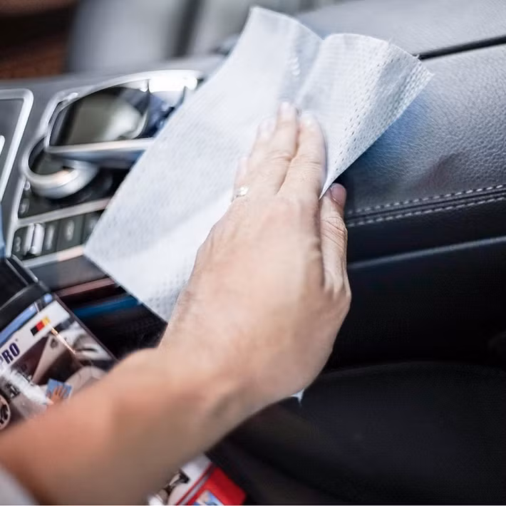 Nên tạo thói quen lau tau và lau vô lăng trước khi lái xe Sử dụng chất tẩy nhẹ Trong trường hợp vô lăng bị bẩn, hãy dùng hóa chất có tính tẩy nhẹ, sử dụng khăn bằng vi sợi tổng hợp để lau sạch toàn bộ vô lăng. Cầm hai đầu khăn để chà và đánh bóng vô lăng như thể đang đánh mũi giày sẽ giúp loại bỏ hết bụi bẩn đã bám trên vô lăng.