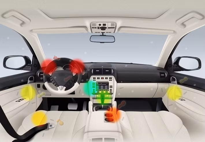 Những vị trí bẩn nhất trong ôtô. Với chỉ số độ bẩn như trên, người dùng xe ôtô cần lưu ý vệ sinh vô lăng thường xuyên nhằm tránh cách bệnh liên quan đến vi khuẩn. Việc vệ sinh vô lăng cũng như các vị trí bẩn khác một cách đều đặn sẽ giúp giảm nguy cơ bệnh tật do vi khuẩn, giảm mùi khó chịu cho xe. Ngoài ra, cũng nên hạn chế ăn uống trong xe để tránh tạo điều kiện cho vi khuẩn có điều kiện phát triển. Cách vệ sinh vô lăng ôtô Sử dụng khăn ướt Hãy luôn để một túi khăn ướt bên trong xe, trước khi lái xe người lái cần một lần vệ sinh vô lăng. Hãy dùng ít nhất 2 tấm khăn ướt, một tấm để lau tay và tấm còn lại để lau vô lăng trước khi cầm lái. Thói quen này sẽ giúp diệt đến 99% vi khuẩn trên tay và trên vô lăng, đồng thời làm sạch hoàn toàn lượng dầu bám trên vô lăng do tay người tiết ra.