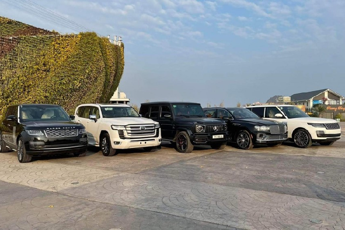 Ngoài trên 12 chiếc xe Mercedes-Benz, Toyota Corolla Cross và Huyndai i10, dàn xe còn lại được trưng bày trong sự kiện của công ty này đã gây choáng ngợp cộng đồng mạng.