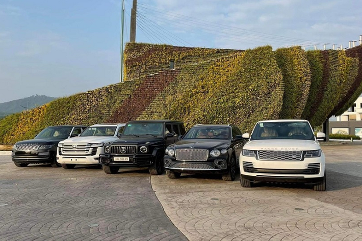 Chỉ còn chưa đầy 2 tuần nữa là đến Tết Nguyên đán và có lẽ nhiều doanh nghiệp đang tất bật để hoàn thành các dự án cuối năm cũng như thu tài chính để mà thưởng Tết cho nhân viên. Trong đó, những ngày qua, trên mạng xã hội lan truyền tin đồn 1 doanh nghiệp đa lĩnh vực ở tỉnh Quảng Ninh đã chi ra hàng trăm tỷ mua xe sang, SUV hạng sang, SUV siêu sang cùng rất nhiều mẫu xe ôtô để thưởng Tết 2022.