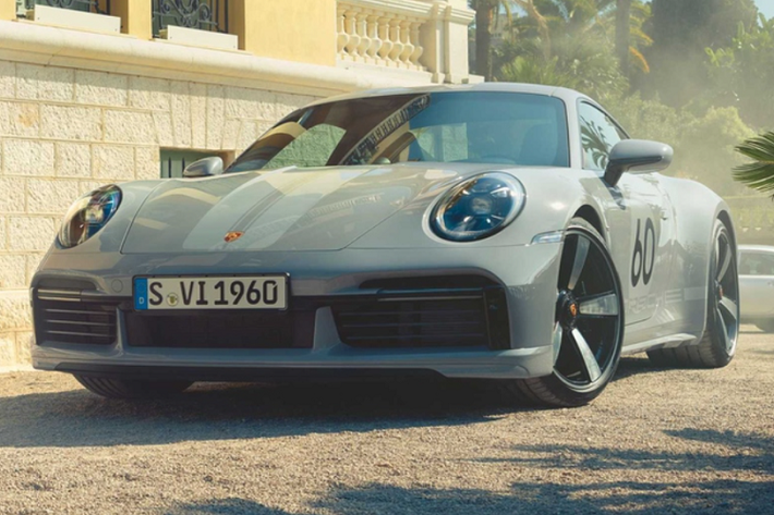 Siêu xe Porsche 911 Sport Classic 2023 được trang bị hệ thống lái cầu sau, hệ thống phanh gốm, hệ thống kiểm soát khung gầm và hệ thống quản lý hệ thống treo chủ động theo tiêu chuẩn.