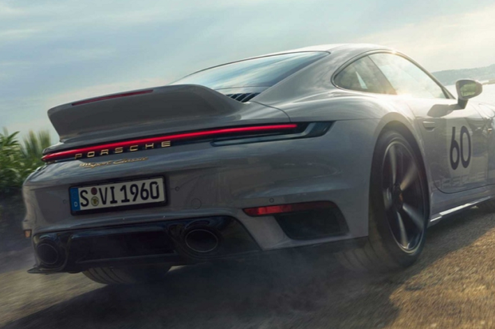 Mức giá xe Porsche 911 Sport Classic 2023 chưa công bố, nó vẫn có cấu hình 4 chỗ vì mục tiêu của 911 Sport Classic không phải là một chiếc xe thể thao mạnh mẽ mà là một chiếc xe có cảm giác lái hoàn toàn thú vị.