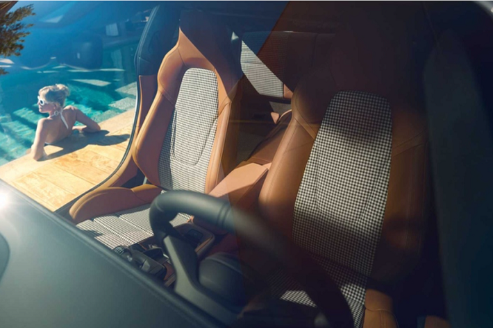 Logo Porsche xuất hiện ở cả bên trong và bên ngoài gợi lại một số thiết kế của thương hiệu. Ngoài ra, bộ mâm Fuchs cổ điển kích thước 20/21 inch trên Porsche 911 Sport Classic 2023 cũng rất đáng chú ý.