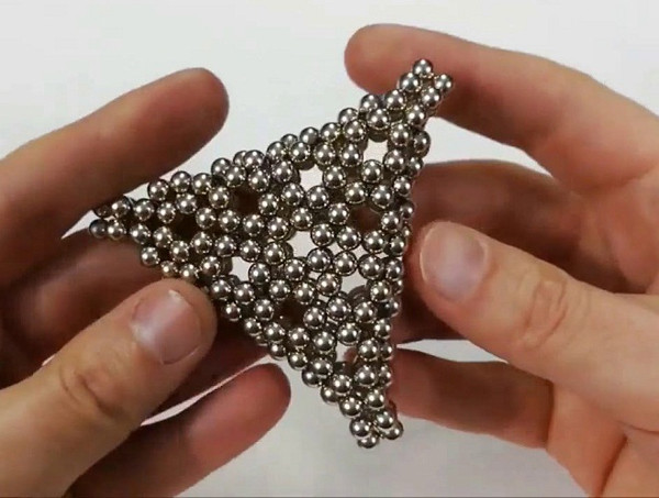 Vậy nhưng, những loại đồ chơi gắn nam châm tiềm ẩn mối nguy sức khỏe đường tiêu hóa. Nếu không may nuốt phải, những viên nam châm sẽ tạo ra lực hút đủ mạnh gây tổn thương nghiêm trọng, thậm chí thủng ruột.