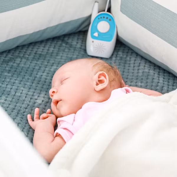 Thiết bị giám sát trẻ. Thiết bị giám sát là vật dụng tưởng lợi dễ gây nguy hiểm cho bé. Mối nguy bắt nguồn từ sợi dây điện của chúng có thể quấn vào cổ trẻ. Mặt khác, các bé có xu hướng thích gặm đồ vật. Chúng có thể dùng miệng cắn dây gây hở điện, giật điện.