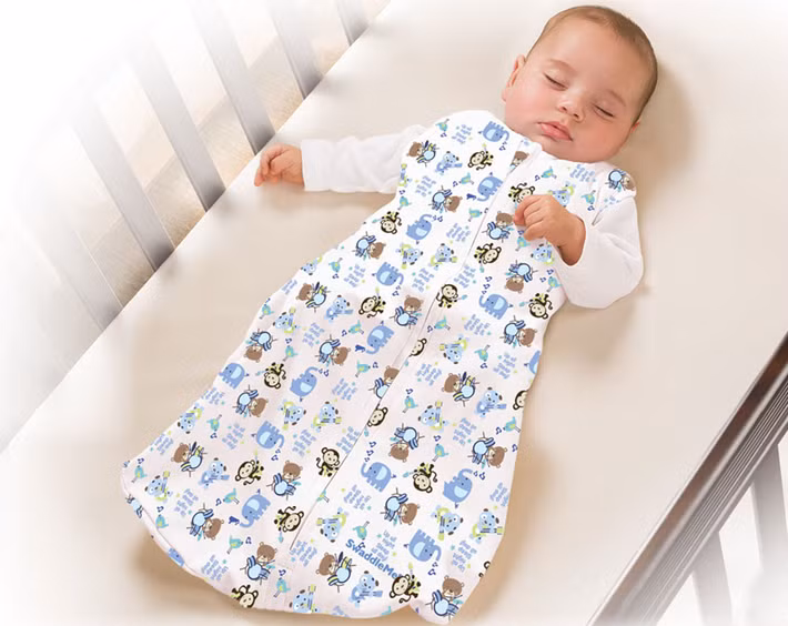 Vào mùa đông, nếu muốn giữ ấm cho trẻ bố mẹ nên dùng bộ đồ bodysuit, túi ngủ để thay thế. Chúng vừa giúp giữ ấm, vừa tránh được tình trạng trẻ đạp chăn.