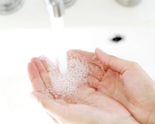 Khi nhiễm khuẩn Shingella, bệnh nhân thường đi tiêu ra máu, sốt, buồn nôn, ói mửa và bị chuột rút. Nếu nhiễm trùng nhẹ, người bệnh không cần phải điều trị và nên uống nhiều nước. Để ngăn ngừa truyền nhiễm, các chuyên gia khuyến cáo chúng ta phải luôn rửa tay kỹ sau khi đi vệ sinh hoặc thay tã cho em bé.