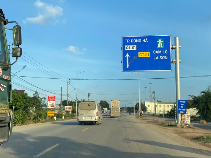 Trao đổi qua điện thoại với PV sáng 28/12, ông Nguyễn Vũ Quý - Giám đốc Ban Quản lý dự án đường Hồ Chí Minh cho biết, tuyến chính của dự án cao tốc Cam Lộ - La Sơn hiện đã hoàn thành và sẽ khánh thành vào ngày 31/12. "Các đơn vị đang tập trung hoàn thiện, đợt này nghiệm thu cũng chưa phải là toàn bộ công trình" ông Quý cho hay.