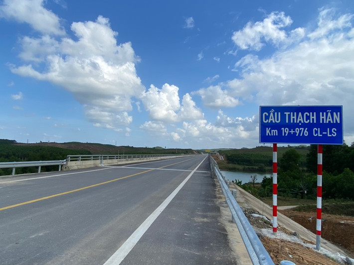 Tuyến cao tốc đi qua địa phận tỉnh Quảng Trị, trên dòng sông Thạch Hãn