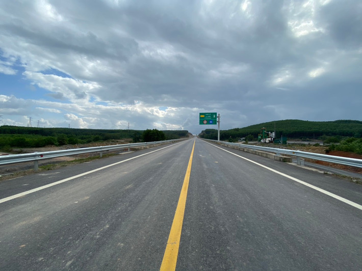 Được biết, trong giai đoạn đầu, dự án có mặt đường cắt ngang với quy mô 2 làn xe, bề rộng nền 12m. Riêng các đoạn nền đường đào sâu có quy mô 2 làn xe, bề rộng nền 23m; Các đoạn vượt xe có quy mô 4 làn xe, bề rộng nền 23m. Giai đoạn hoàn chỉnh, tuyến cao tốc này sẽ có quy mô 4 làn xe, bề rộng nền đường là 23m.