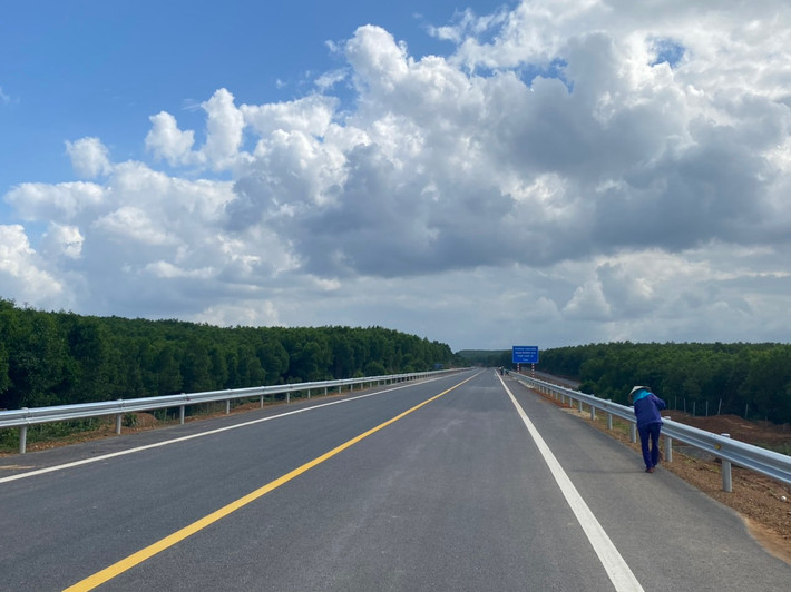 Mọi thứ đã sẵn sàng để chờ ngày 31/12 chính thức khánh thành thông xe tuyến cao tốc Cam Lộ - La Sơn.