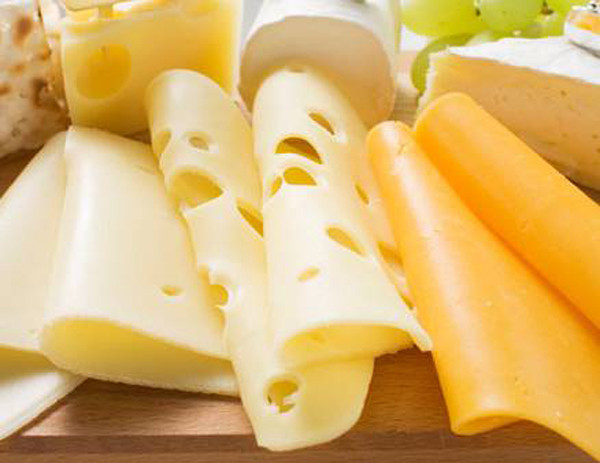 Thói quen ăn pho mát. Ăn quá nhiều pho mát có thể khiến lượng cholesterol và mỡ máu tăng cao. Chuyên gia sức khỏe cho biết, hàm lượng cholesterol và mỡ máu quá lớn không chỉ ảnh hưởng đến sức khỏe tim mạch mà còn tác động đến khả năng đạt cực khoái.