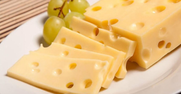 Trang EatThis NotThat của Mỹ cũng chỉ ra, hầu hết pho mát người dân nước này thưởng thức đều được làm từ sữa giàu hormone tổng hợp. Chất này có thể làm rối loạn hormone và ảnh hưởng đến khả năng đạt cực khoái.