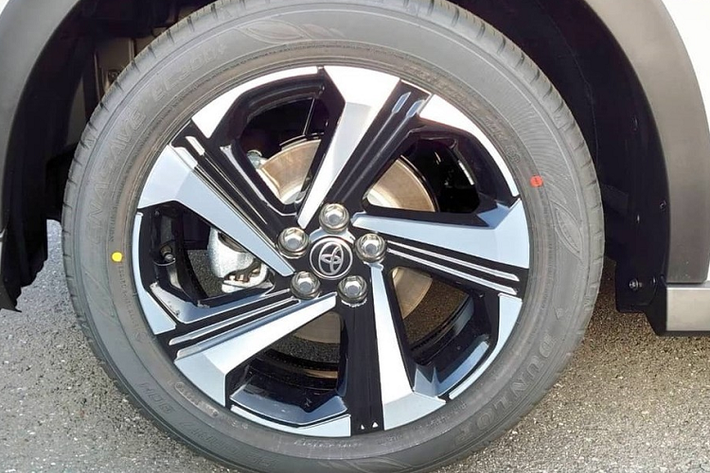 Cuối cùng là những trang bị an toàn tiêu chuẩn mới dành cho Toyota Raize 2022 nói chung, Raize Hybrid nói riêng như hệ thống cảnh báo và tránh va chạm nâng cấp, có thể phát hiện người đi bộ trong bóng tối.
