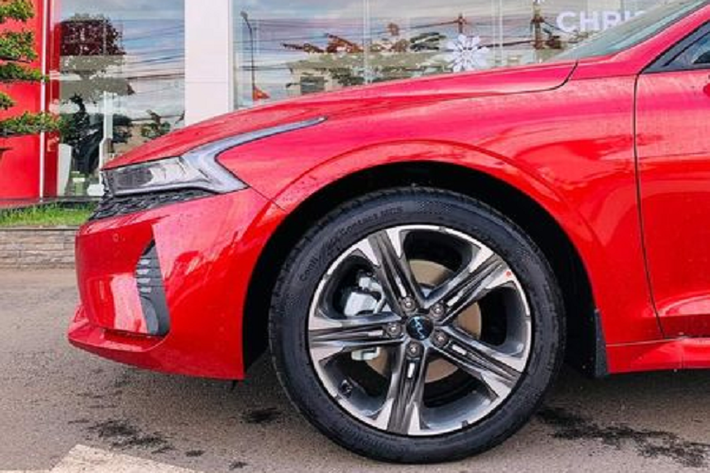 Ở bên trong, Kia K5 2022 bản Luxury sở hữu nội thất bọc da đen, màn hình giải trí cảm ứng 10,25 inch, cụm đồng hồ Full LCD 12,3 inch, vô lăng ba chấu tích hợp nút bấm, lẫy chuyển số, sạc không dây và đèn nội thất.