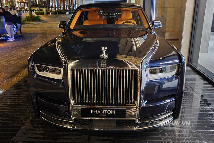 Rolls-Royce Phantom EWB thế hệ mới được trang bị động cơ tăng áp kép V12 6.75L cho công suất 563 mã lực và mô-men xoắn cực đại 900 Nm, chiếc sedan siêu sang cần 5,3 giây để tăng tốc từ 0-100 km/h, tốc độ tối đa đạt 250 km/h.