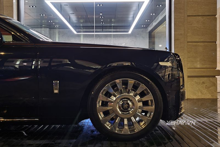 Tính đến hiện tại đã có trên dưới 10 chiếc Rolls-Royce Phantom VIII được đưa về Việt Nam, trong đó có 3 chiếc bản Tranquility giới hạn 25 chiếc toàn thế giới.