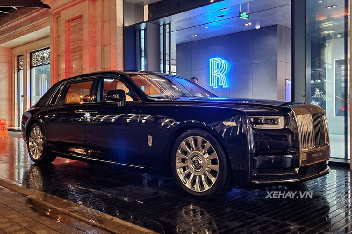 Chiếc Rolls-Royce Phantom VIII mới trong bài thuộc bản trục cơ sở dài (EWB), một số nguồn tin cho biết xe cập bến Việt Nam đã lâu, tuy nhiên do ảnh hưởng của dịch bệnh nên mãi đến nay mới đưa về showroom.