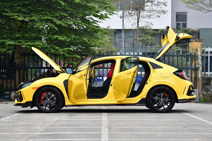 Vào những ngày cuối cùng của năm 2021, chiếc Honda Civic Type R mới đầu tiên xuất hiện tại Việt Nam. Khác với hàng trăm chiếc xe Honda Civic "Type R" khác đang lăn bánh tại dải đất hình chữ S với body kit từ bình dân đến siêu cấp, chiếc Civic Type R này là hàng "xịn" 100%, đây còn là phiên bản giới hạn mang tên gọi Honda Civic Type R Limited Edition chỉ được sản xuất 600 xe, được ra mắt vào tháng 2/2020.