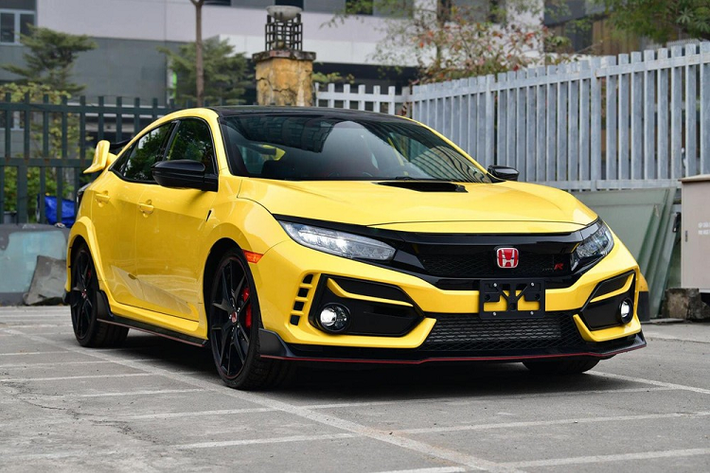 Mẫu xe thể thao Honda Civic Type R có sức mạnh đáng kinh ngạc, xe về Việt Nam còn được sản xuất giới hạn và sử dụng số sàn rất hợp với các tay đua đường phố. Để sở hữu xe Honda Civic Type R tại dải đất hình chữ S có thể phải là 1 tay sưu tầm hoặc đơn giản thích phiên bản đỉnh nhất của Civic mà không quan tâm nhiều về giá thành.