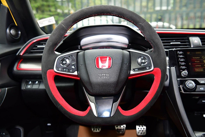 Ngoài ra, dòng xe Honda Civic Type R Limited Edition còn sản xuất chỉ 500 chiếc dành cho thị trường châu Âu. Điểm nhấn của chiếc xe Honda Civic Type R Limited Edition độc nhất vô nhị tại Việt Nam chính là màu sơn vàng Phoenix thửa riêng cùng với các điểm nhấn sơn đen bao gồm lưới tản nhiệt, cản va trước các thanh nẹp, mui xe, nẹp sườn bên hông xe hay một số chi tiết phần đuôi xe. Trộn với 2 màu là vàng và đen còn có viền đỏ nổi bật.