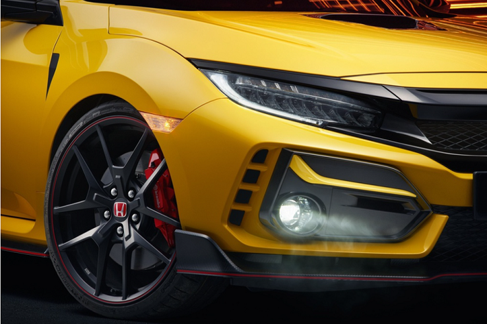 Ngoài ngoại hình đẹp mắt cùng nội thất và công nghệ mới - bơm nội công cho chiếc xe Honda Civic Type R Limited Edition mới về nước còn là khối động cơ xăng 4 xi-lanh, tăng áp, dung tích 2.0 lít, sản sinh công suất tối đa 306 mã lực và mô-men xoắn cực đại 400 Nm.