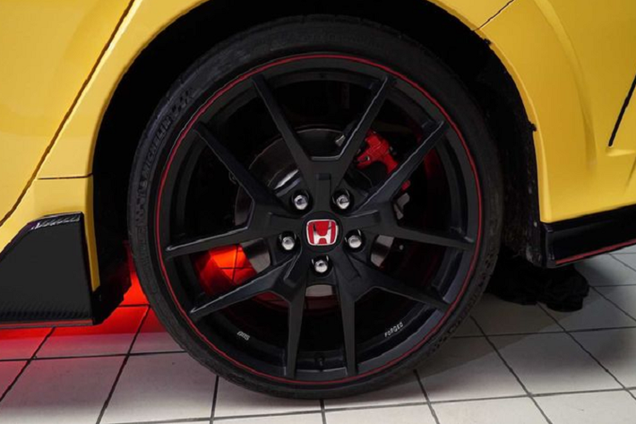 Cần gạt nước, hệ thống thông tin giải trí, tấm che khoang hành lý, hệ thống âm thanh và các tấm lót cách âm của xe đều bị loại bỏ để giúp trọng lượng phiên bản Honda Civic Type R Limited Edition giảm cân đến mức tối đa nhất có thể, nhưng khách hàng cũng có quyền yêu cầu hãng lắp các chi tiết này vào cho mình, chẳng hạn chiếc xe Honda Civic Type R Limited Edition đầu tiên về nước có cần gạt nước, màn hình giải trí...